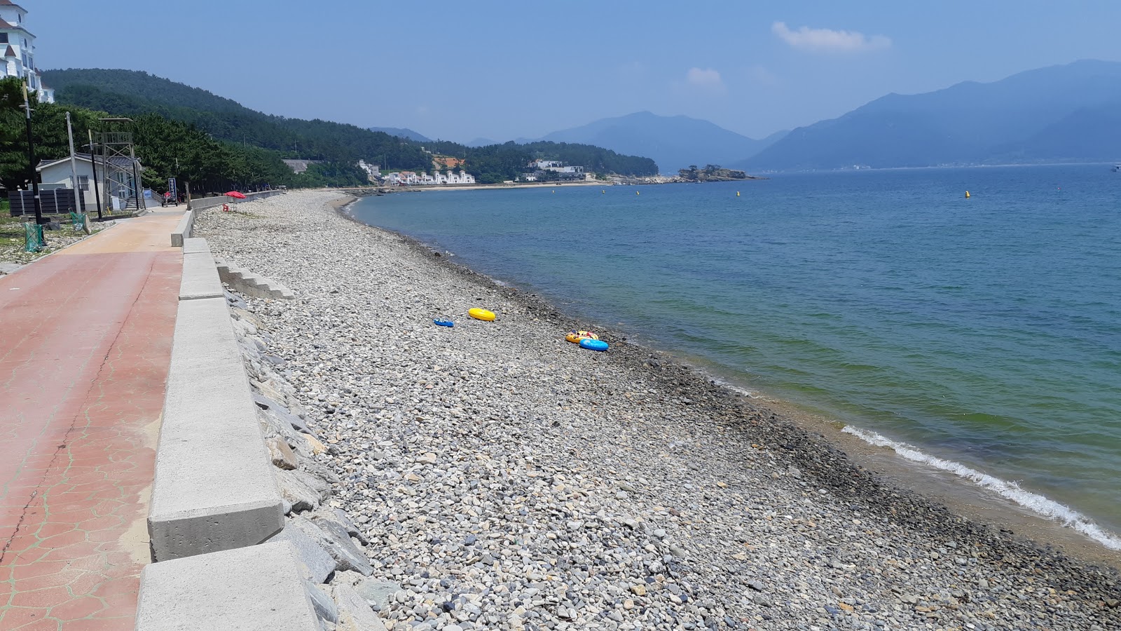 Foto von Wolpo Dugok Beach und die siedlung