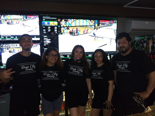 Shopping Mall «Oaktree Mall Shopping Center», reviews and photos, 2024 Center Ave n, Fort Lee, NJ 07024, USA