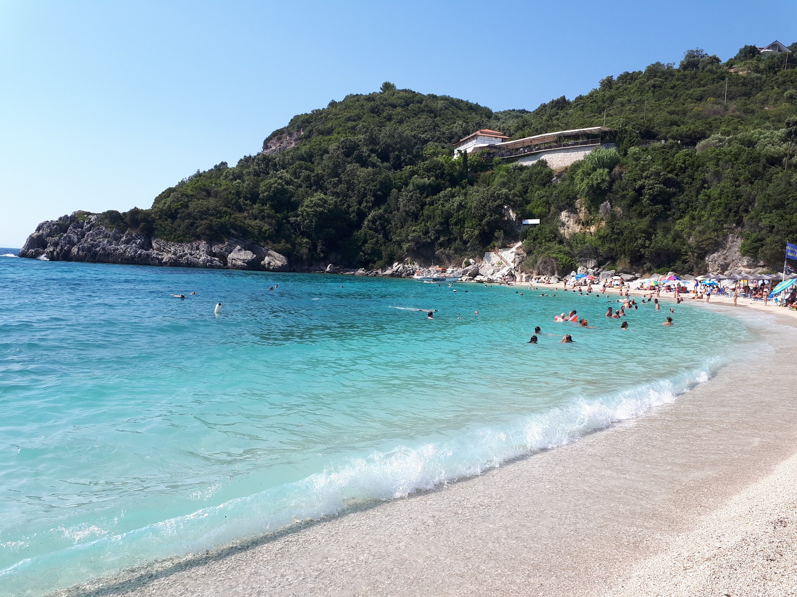 Foto von Sarakiniko Strand annehmlichkeitenbereich