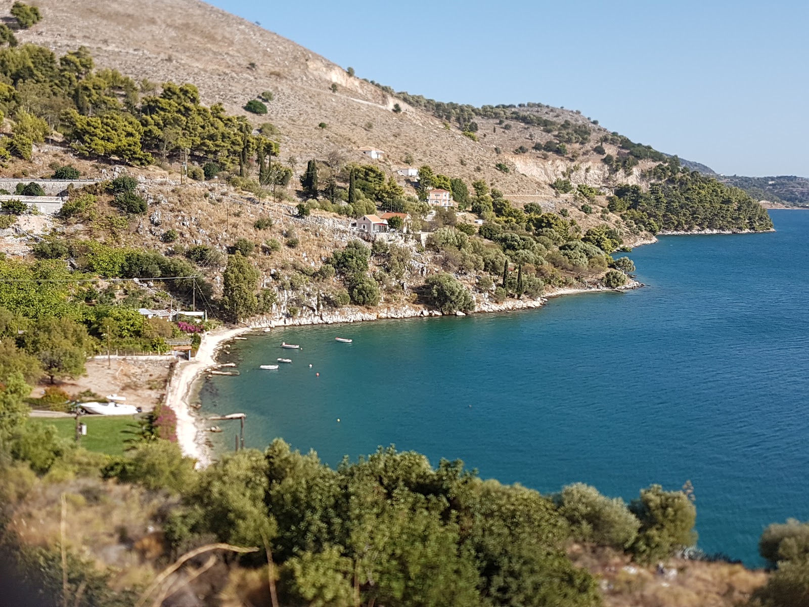 Foto de Agios Konstantinos con algo limpia nivel de limpieza