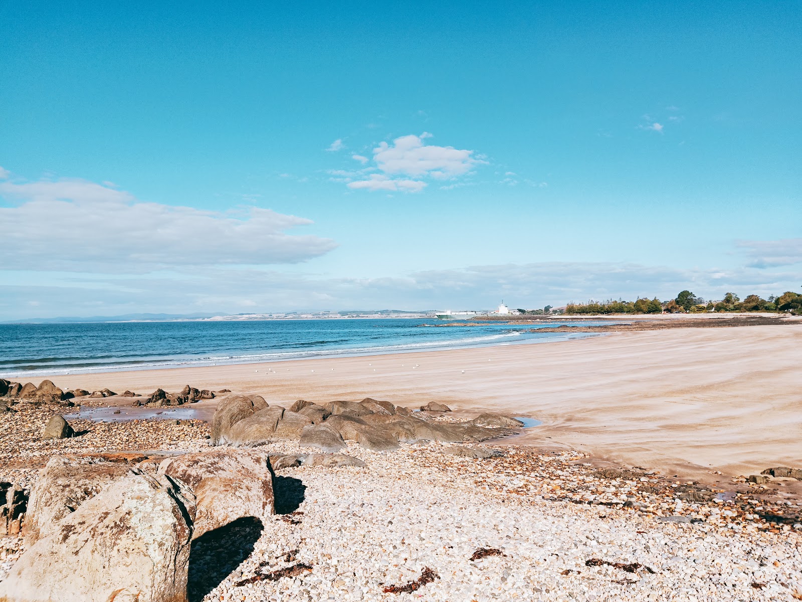 Photo de East Devonport Beach avec sable clair avec caillou de surface