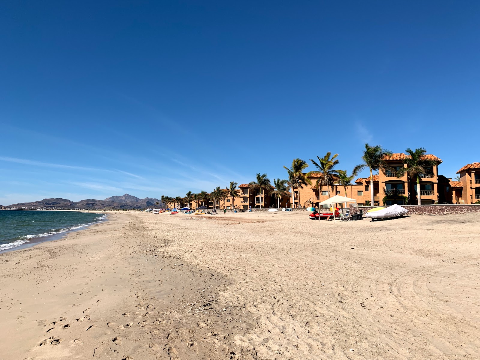 Fotografie cu Playa San Carlos cu o suprafață de apa pură turcoaz