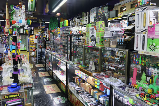 Tobacco Shop «The Hub Smoke Shop & Gifts», reviews and photos, 6410 N Oak Trafficway, Kansas City, MO 64118, USA