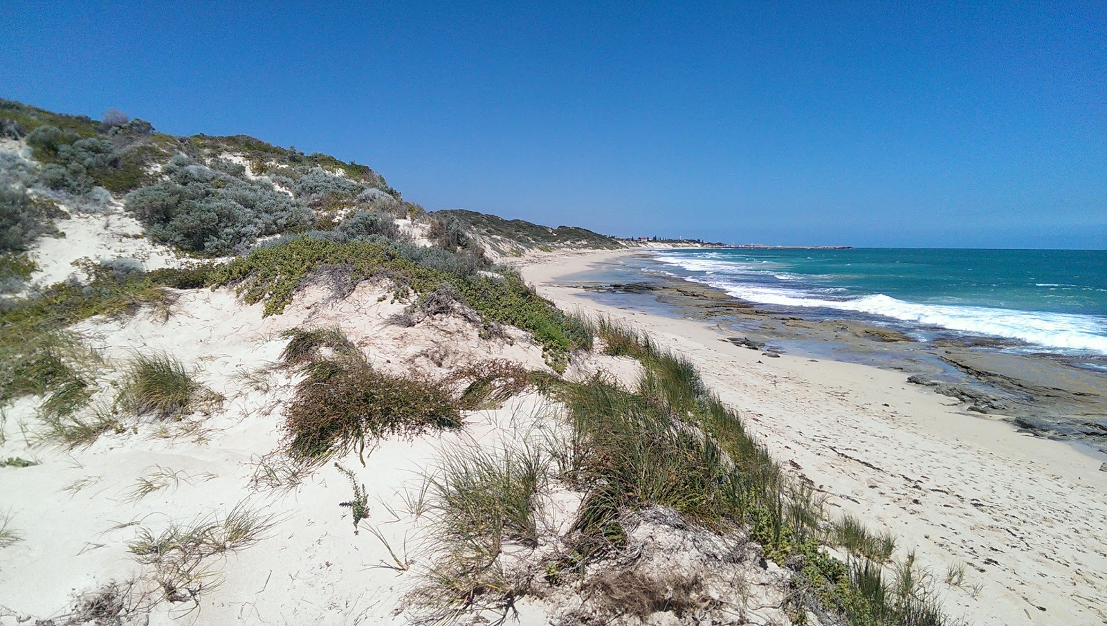 Foto de Dewars Beach con arena beige superficie