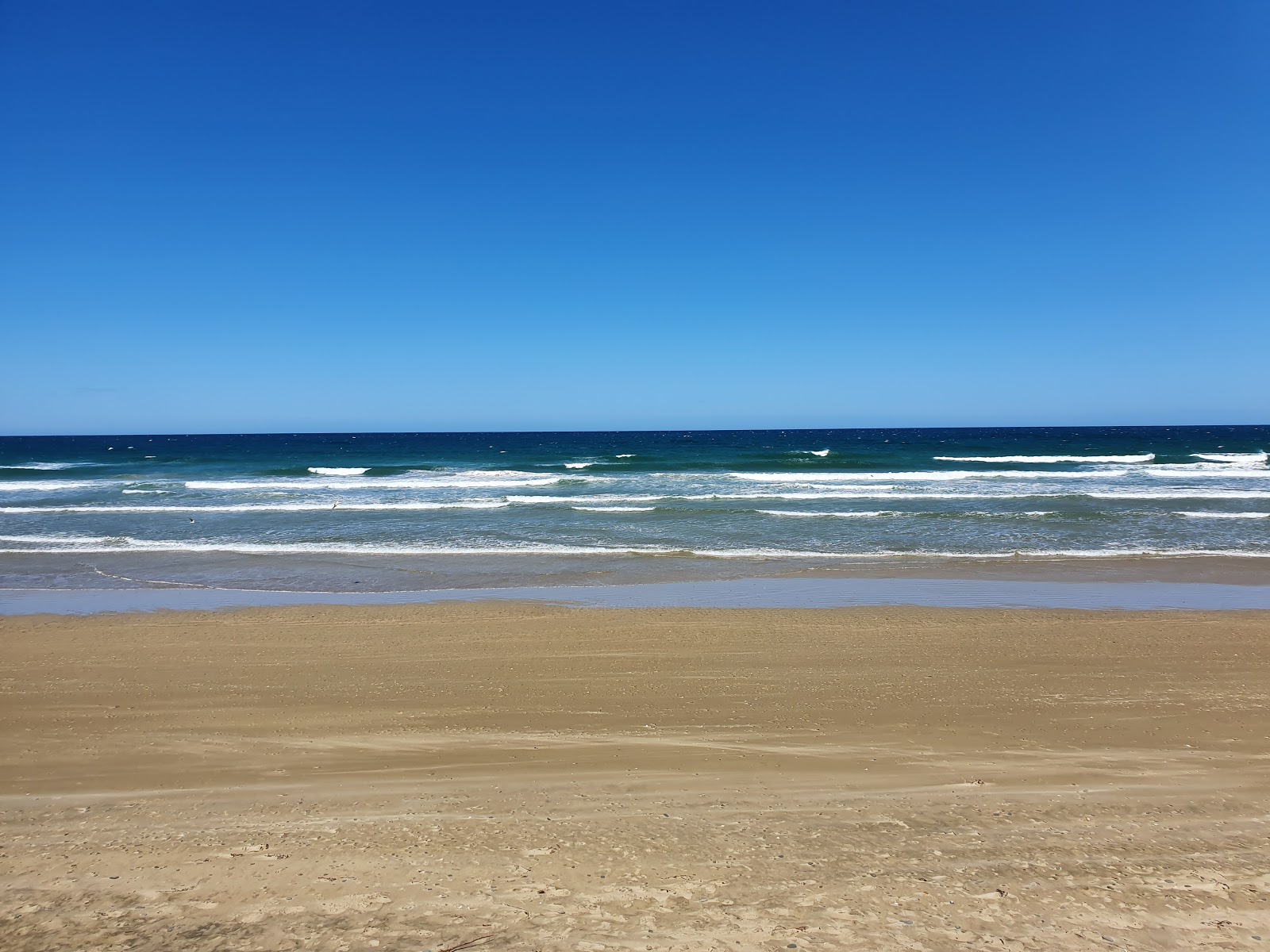 Fotografie cu Katiki Beach cu o suprafață de apa turcoaz