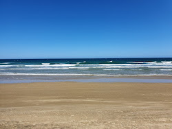 Photo de Katiki Beach avec rivage droit, long