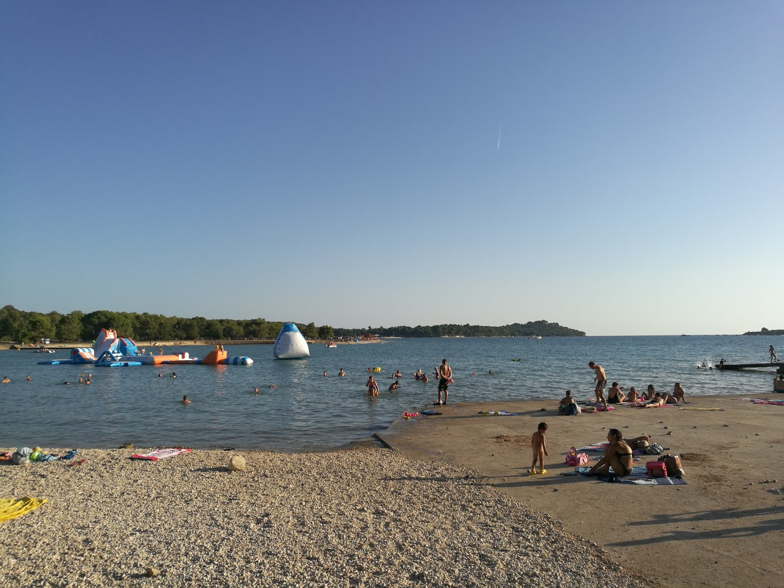 Lopar beach'in fotoğrafı uçurumlarla desteklenmiş