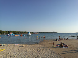 Lopar beach'in fotoğrafı uçurumlarla desteklenmiş