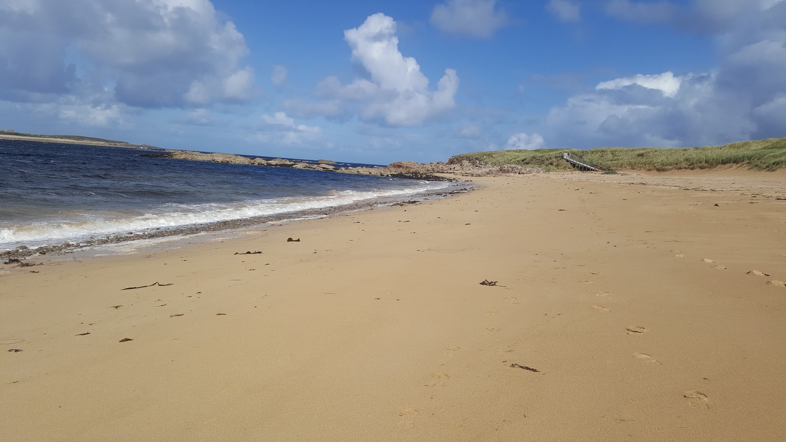 Foto van Glassagh Lower Bay Beach met ruim strand