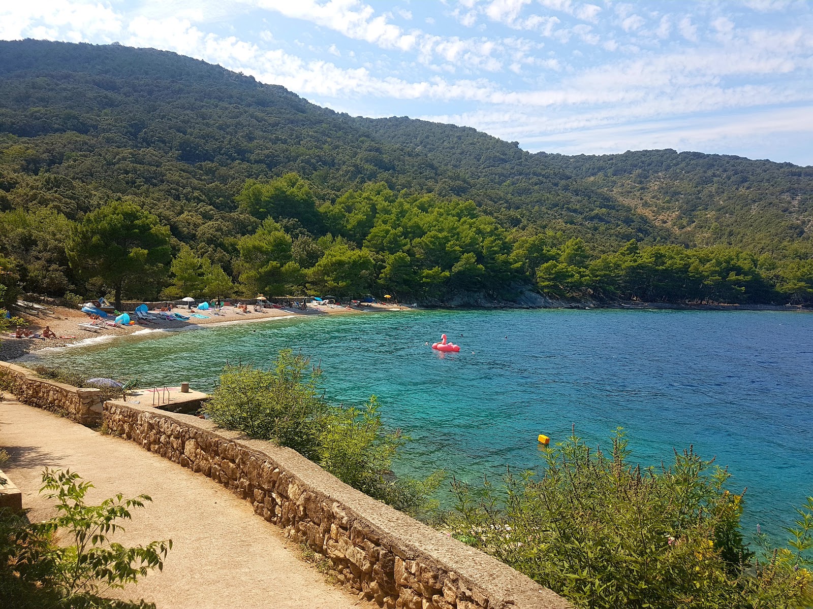 Photo de Valun beach et le règlement
