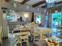 Atmosphère du Restaurant et Hôtel la Farigoule à Sainte-Cécile-les-Vignes - n°7