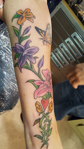 Tattoo Shop «Aces & Eights Tattoo Shop», reviews and photos, 6846 Park Blvd N, Pinellas Park, FL 33781, USA