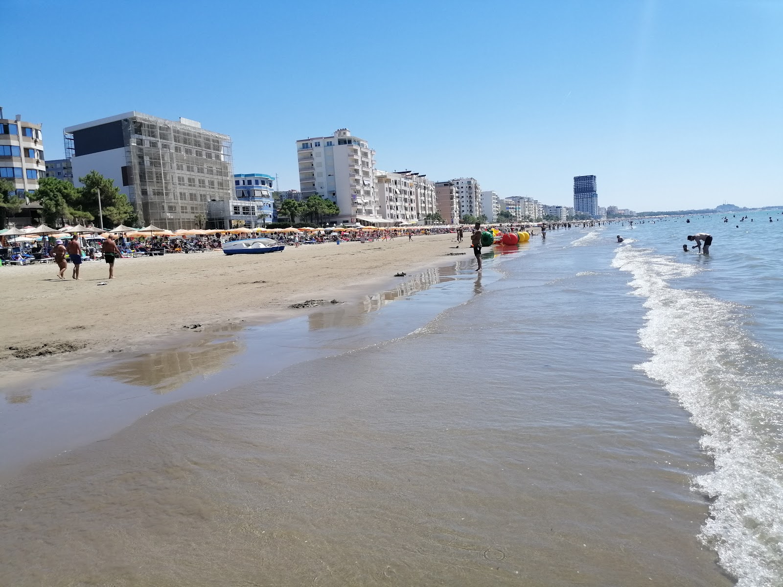 Foto av Durres IV beach och bosättningen