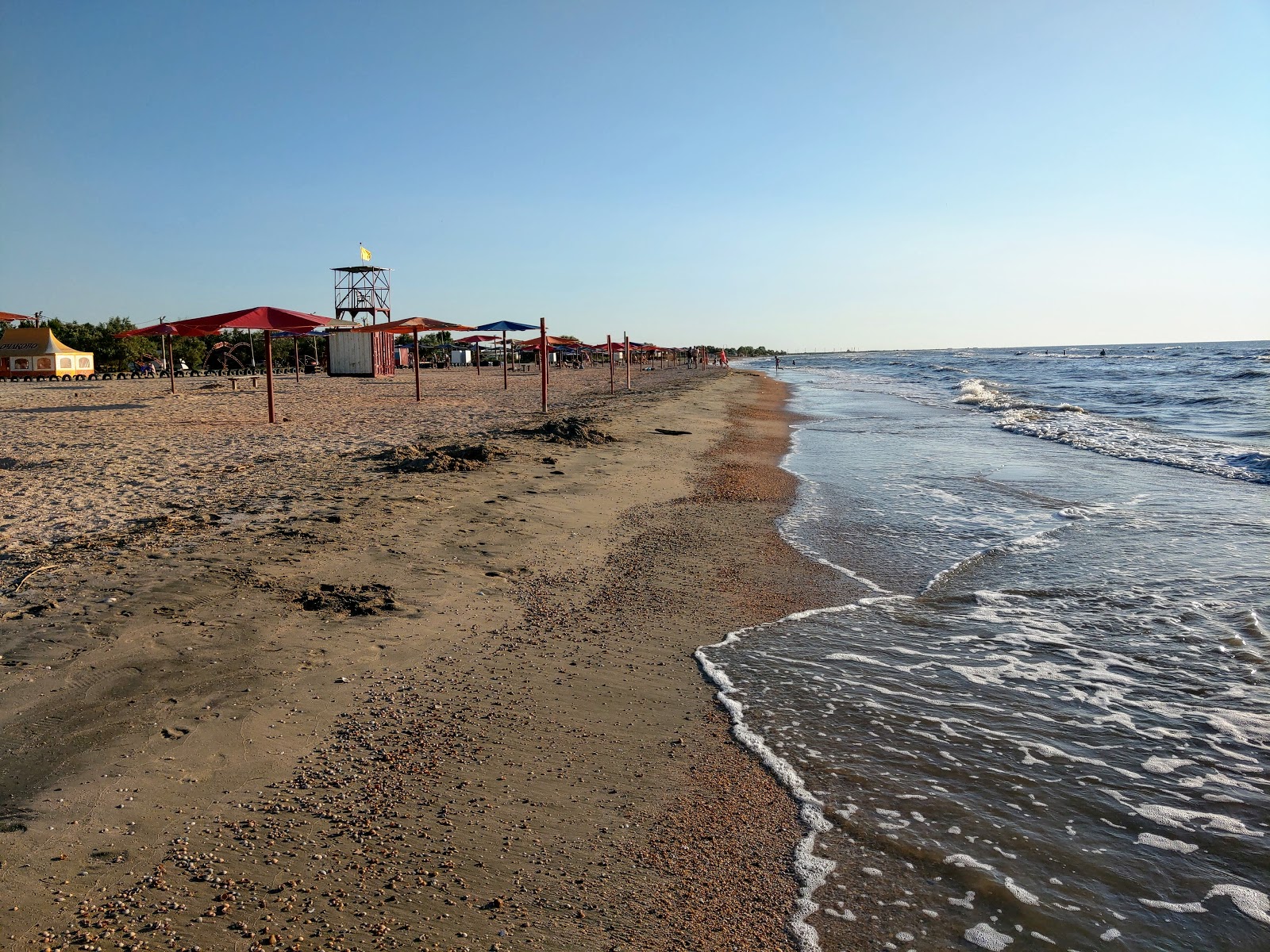 Foto von Oazis Plyazh mit grünes wasser Oberfläche