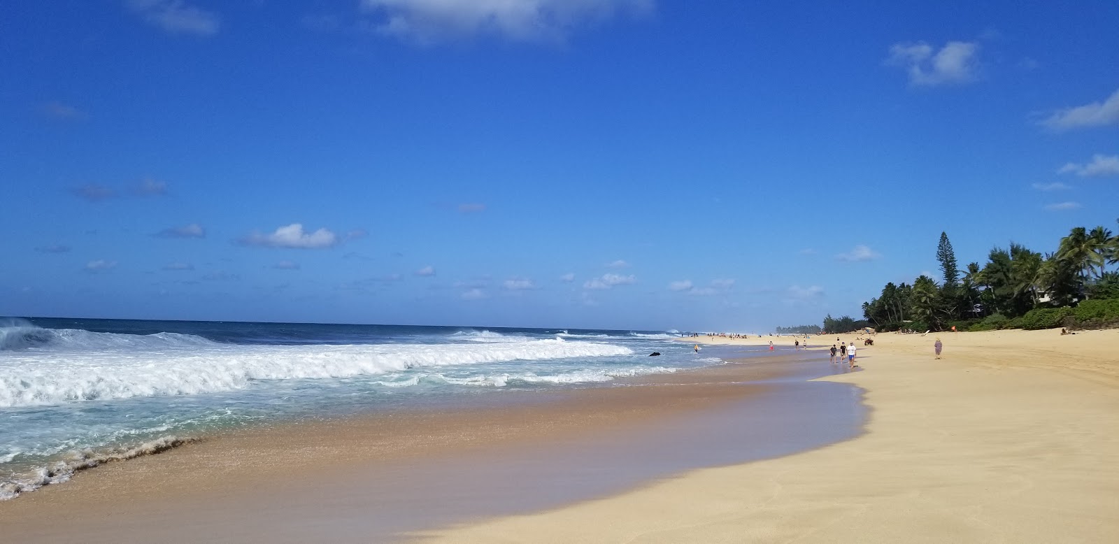 Foto von Ehukai Beach mit heller sand Oberfläche