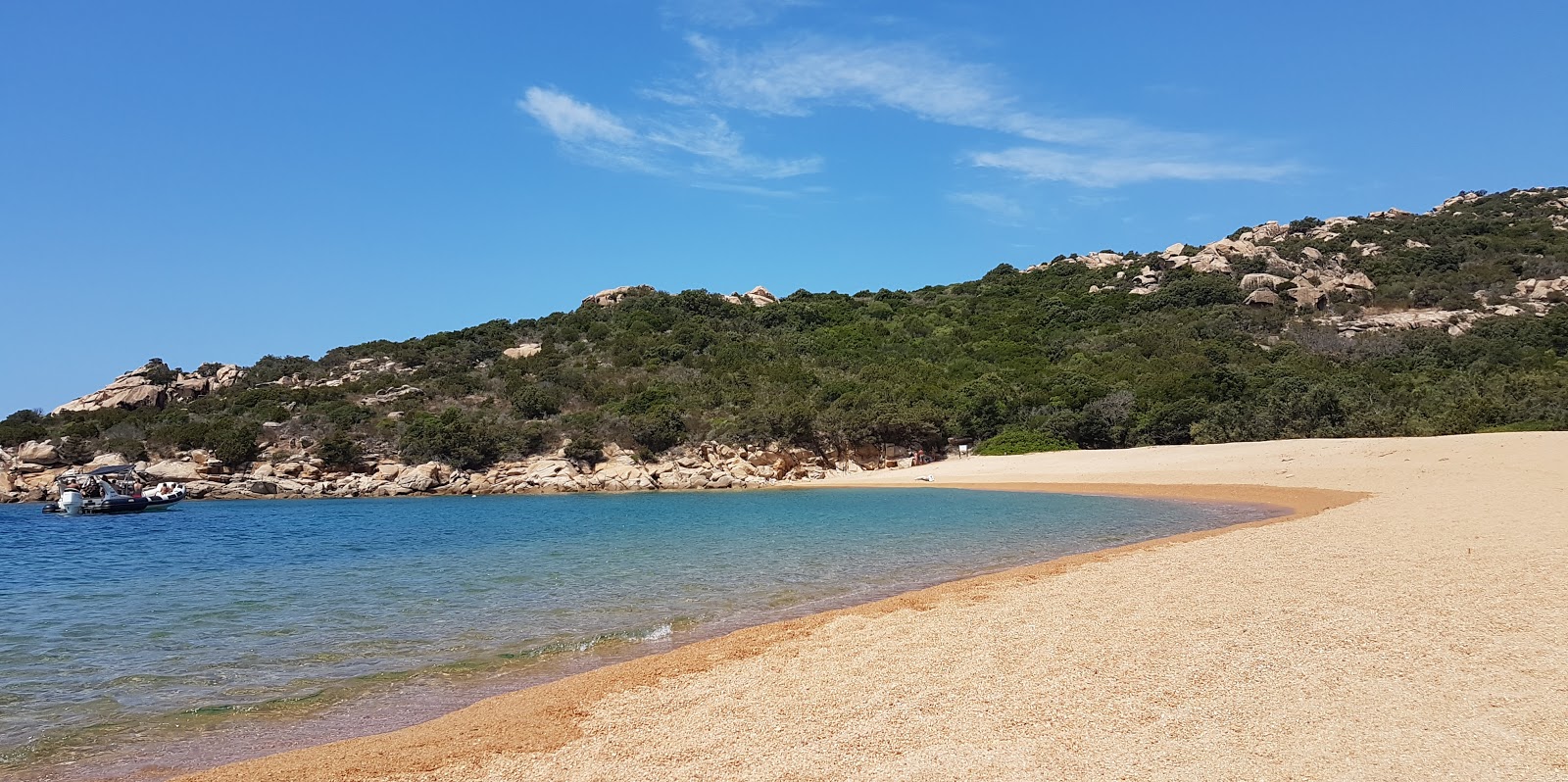 Foto di Cala Di Tivella con una superficie del sabbia beige