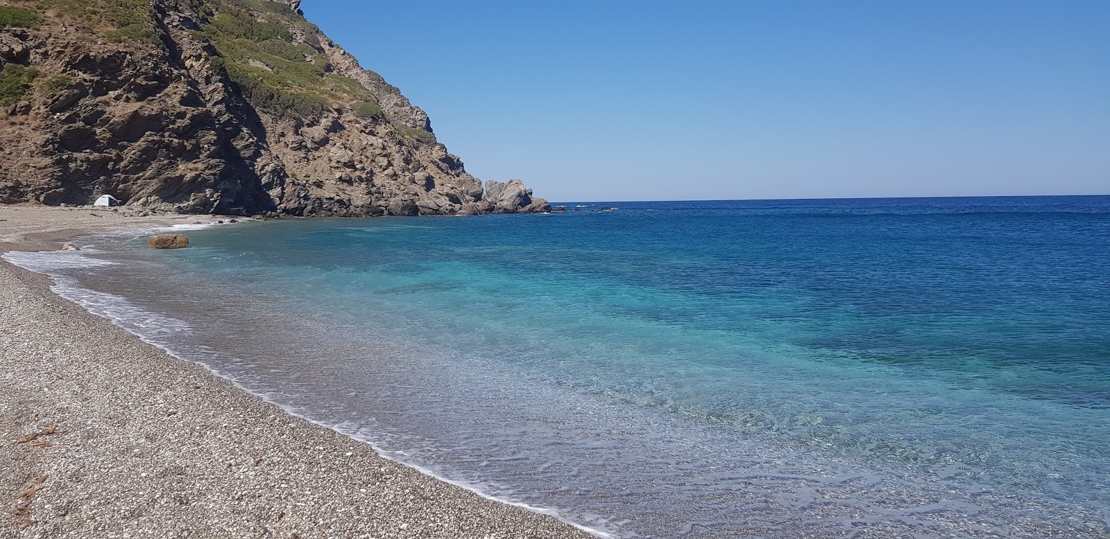Foto di Gonsuz Koyu con una superficie del sabbia beige e ciottoli