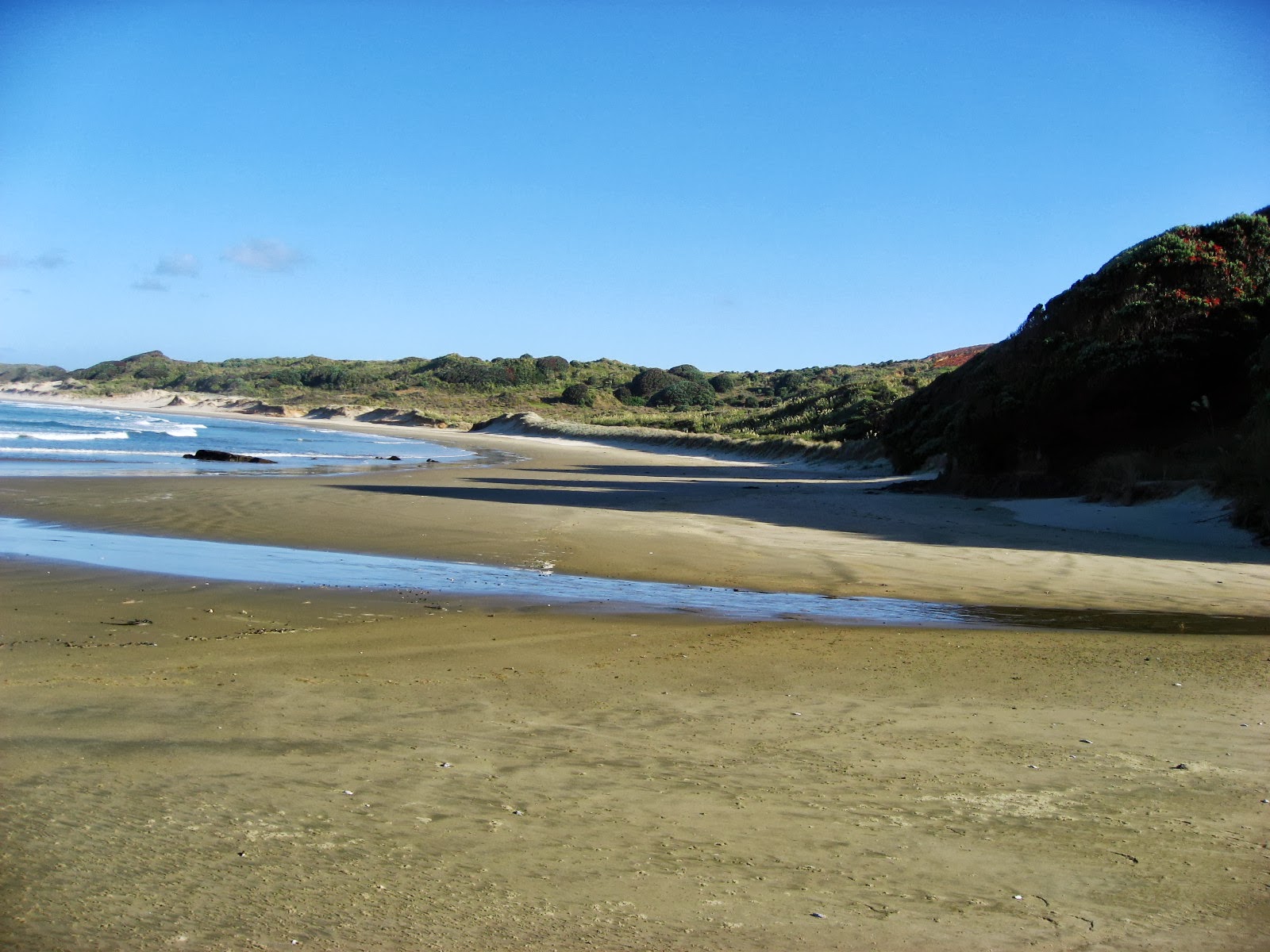 Foto di Twilight Beach con una superficie del sabbia beige