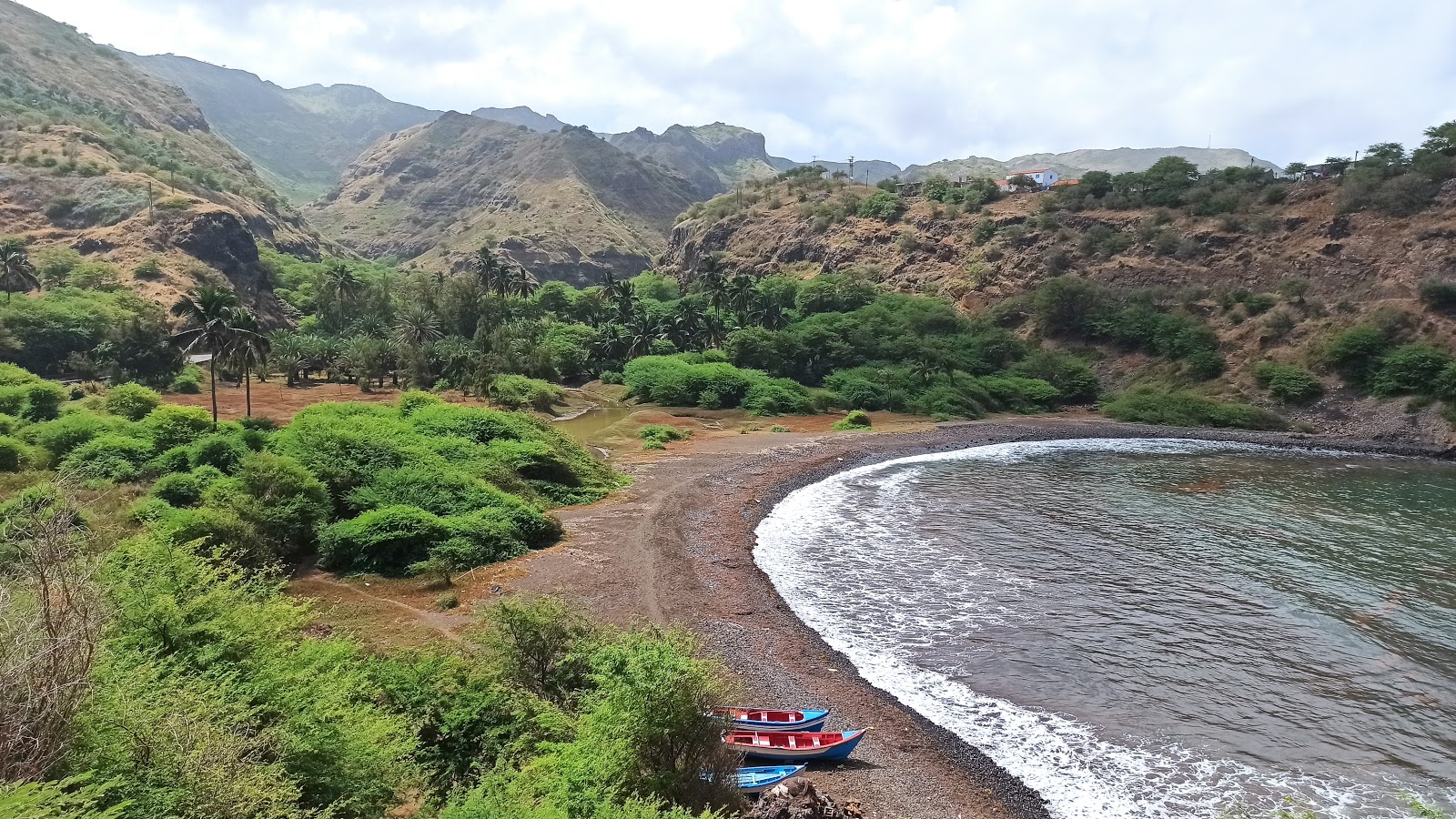 Porto Formoso Beach'in fotoğrafı siyah kum ve çakıl yüzey ile