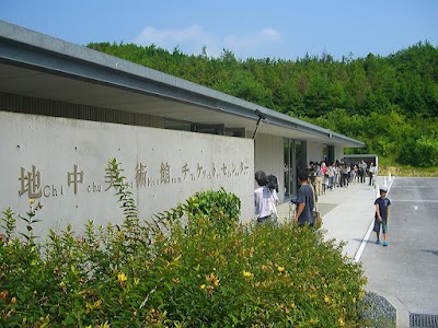 地中美術館 駐車場