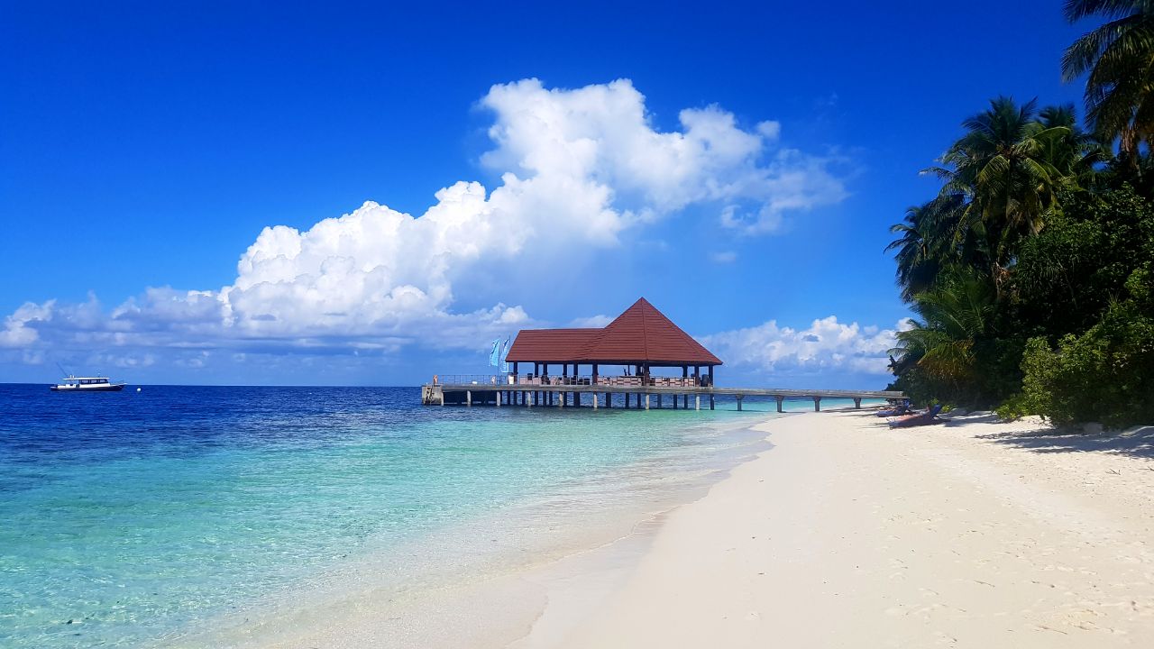 Φωτογραφία του Παραλία Robinson Resort με ευρύχωρη ακτή