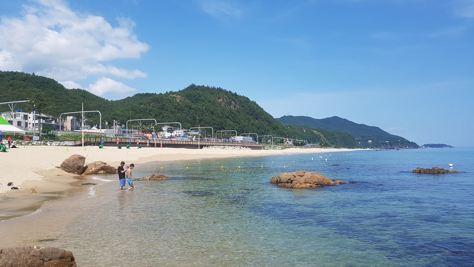 Zdjęcie Jeongdongjin Beach z powierzchnią beżowy piasek