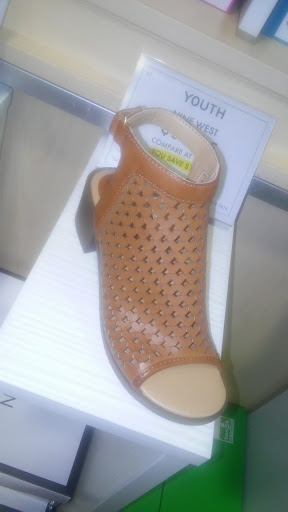 Shoe Store «DSW Designer Shoe Warehouse», reviews and photos, 2771 Town Center Blvd, Crestview Hills, KY 41017, USA