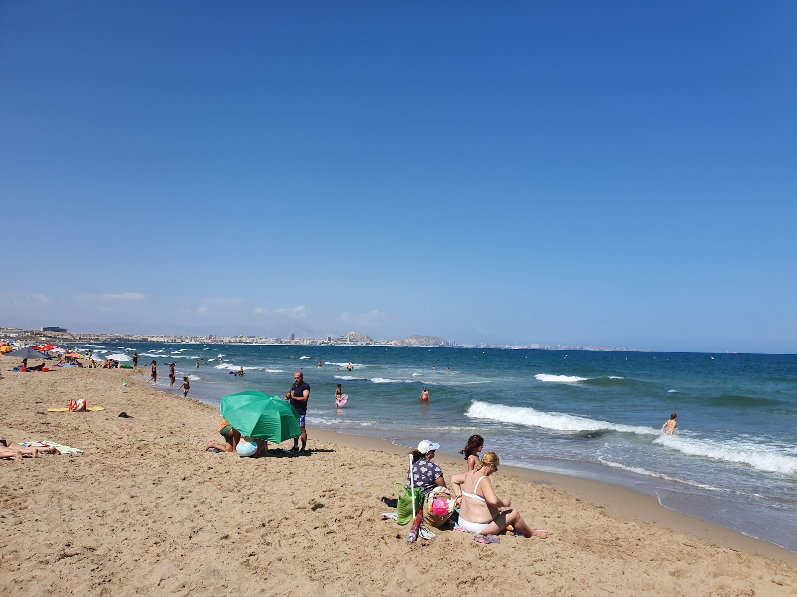 Playa del Saladar的照片 带有蓝色的水表面