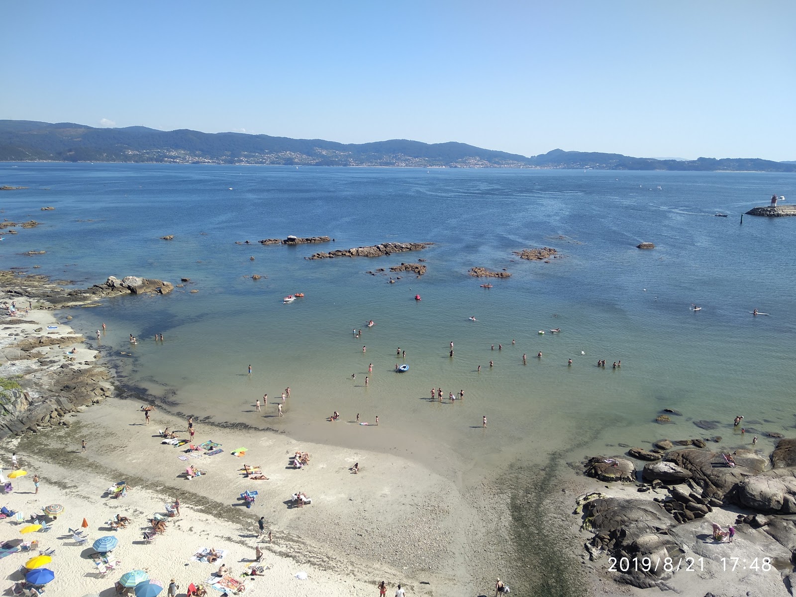 Foto di Carabuxeira beach con una superficie del sabbia beige fine