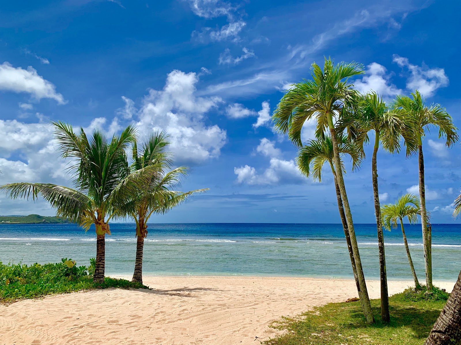 Foto van Gun Beach ondersteund door kliffen