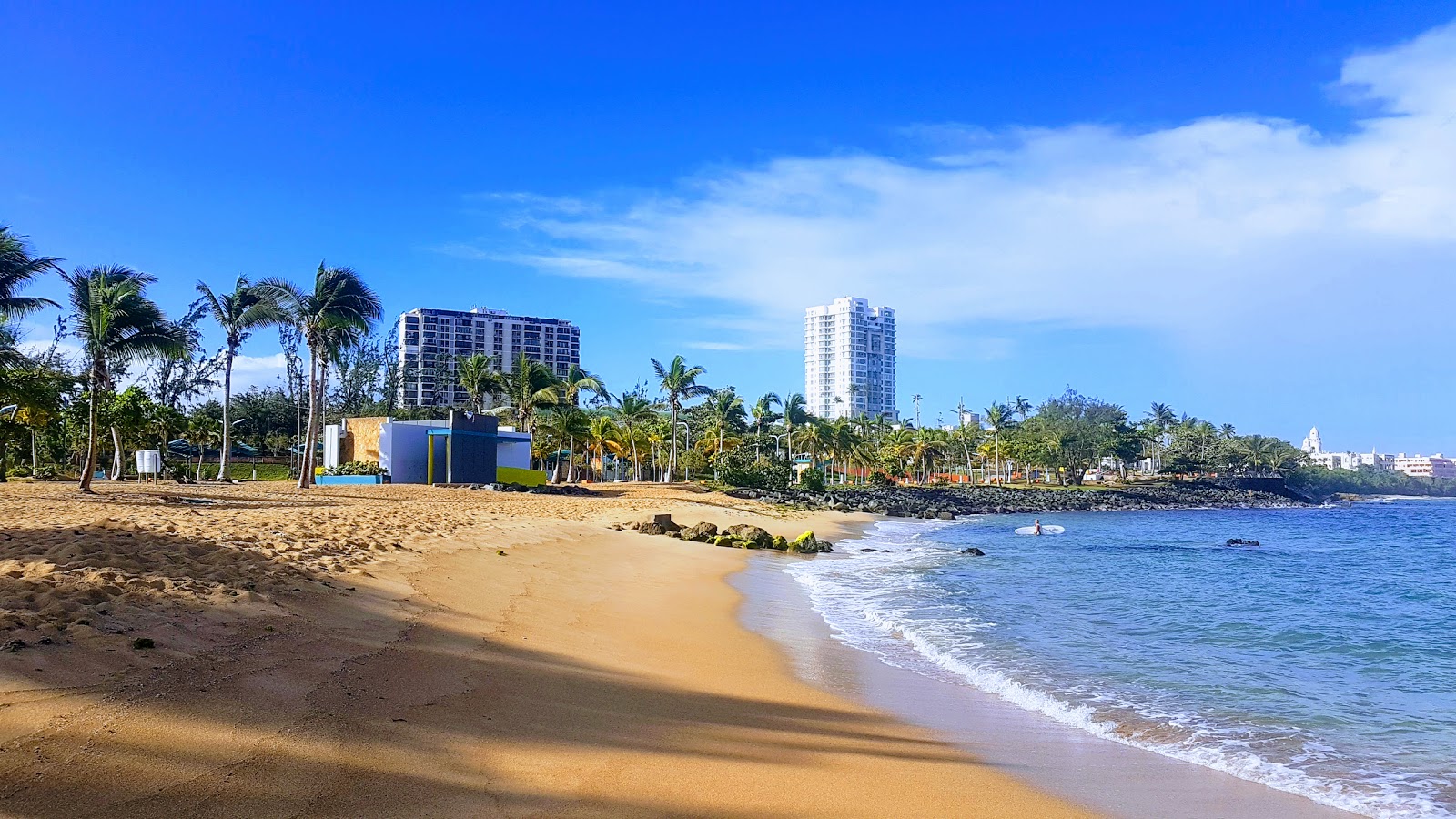 Escambron Beach 🏖️ San Juan, Puerto Rico - gedetailleerde kenmerken,  kaart, foto's, image size:1600x900