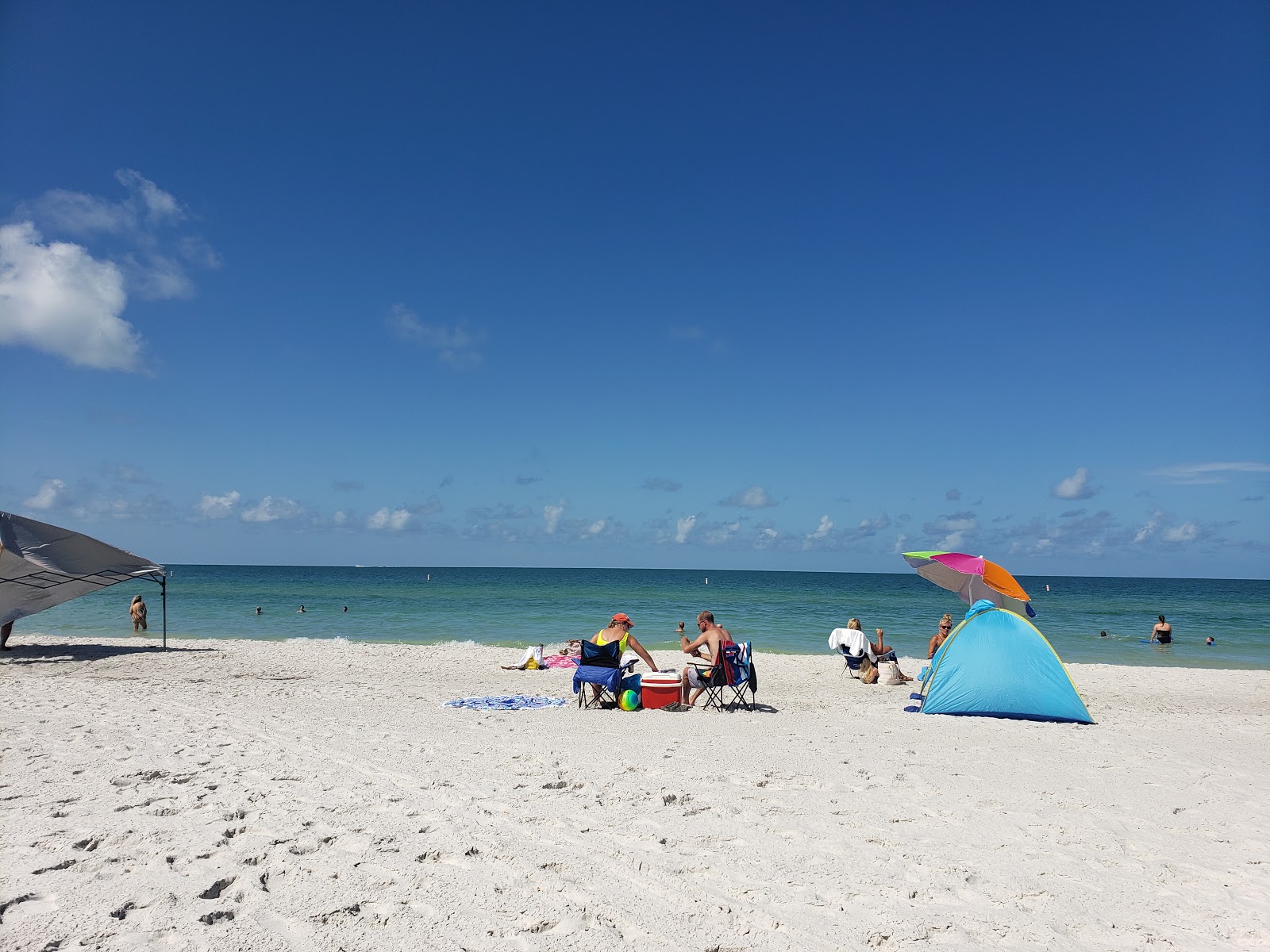 Foto av Archibald Strand med turkos rent vatten yta