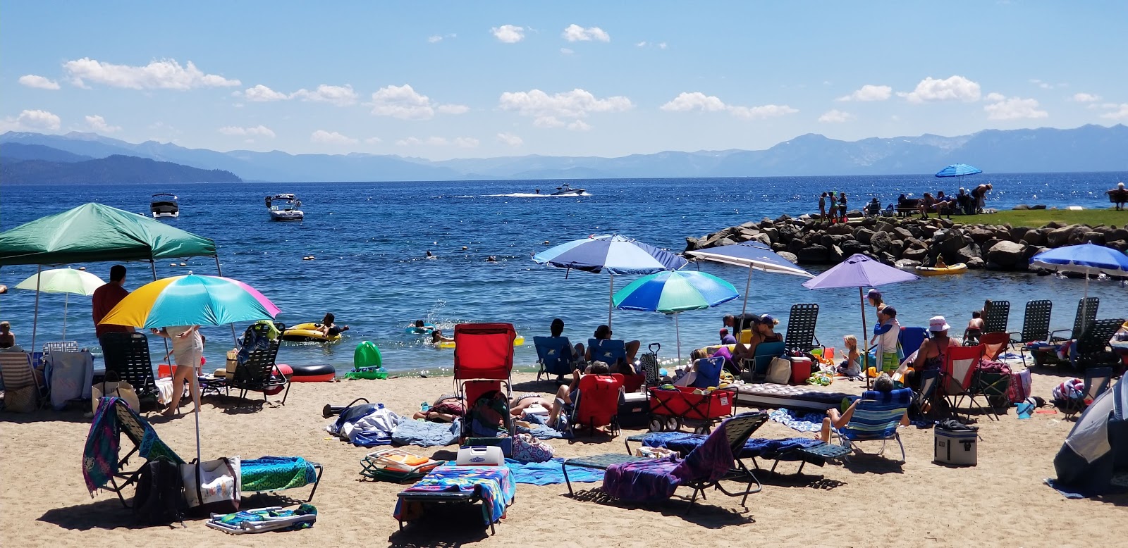 Foto de Burnt Cedar Beach - lugar popular entre os apreciadores de relaxamento