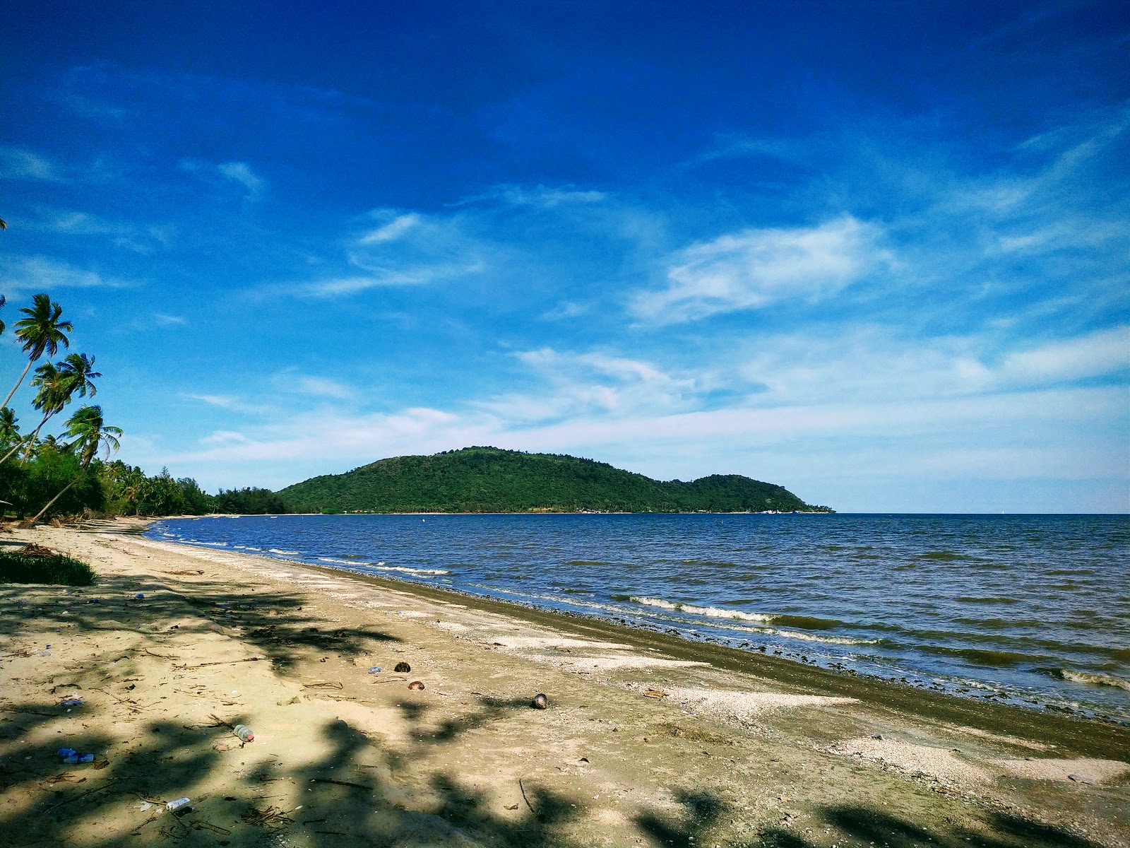 Foto von Mae Ramphueng Beach mit heller sand Oberfläche