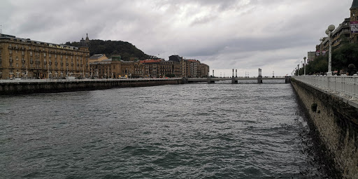 Sitios para comprar revlon en San Sebastián