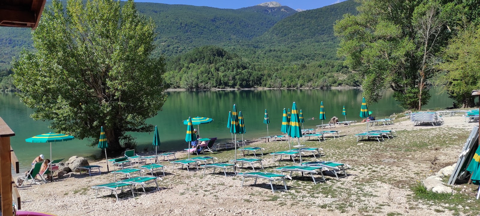 Foto von La Gravara Beach- Lago di Barrea teilweise ferienortbereich