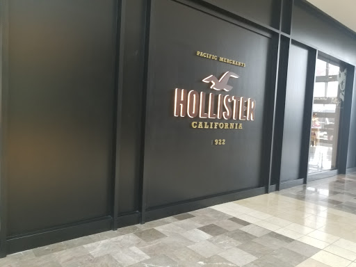 Clothing Store «Hollister Co.», reviews and photos, 282 Garden State Plaza Blvd, Paramus, NJ 07652, USA