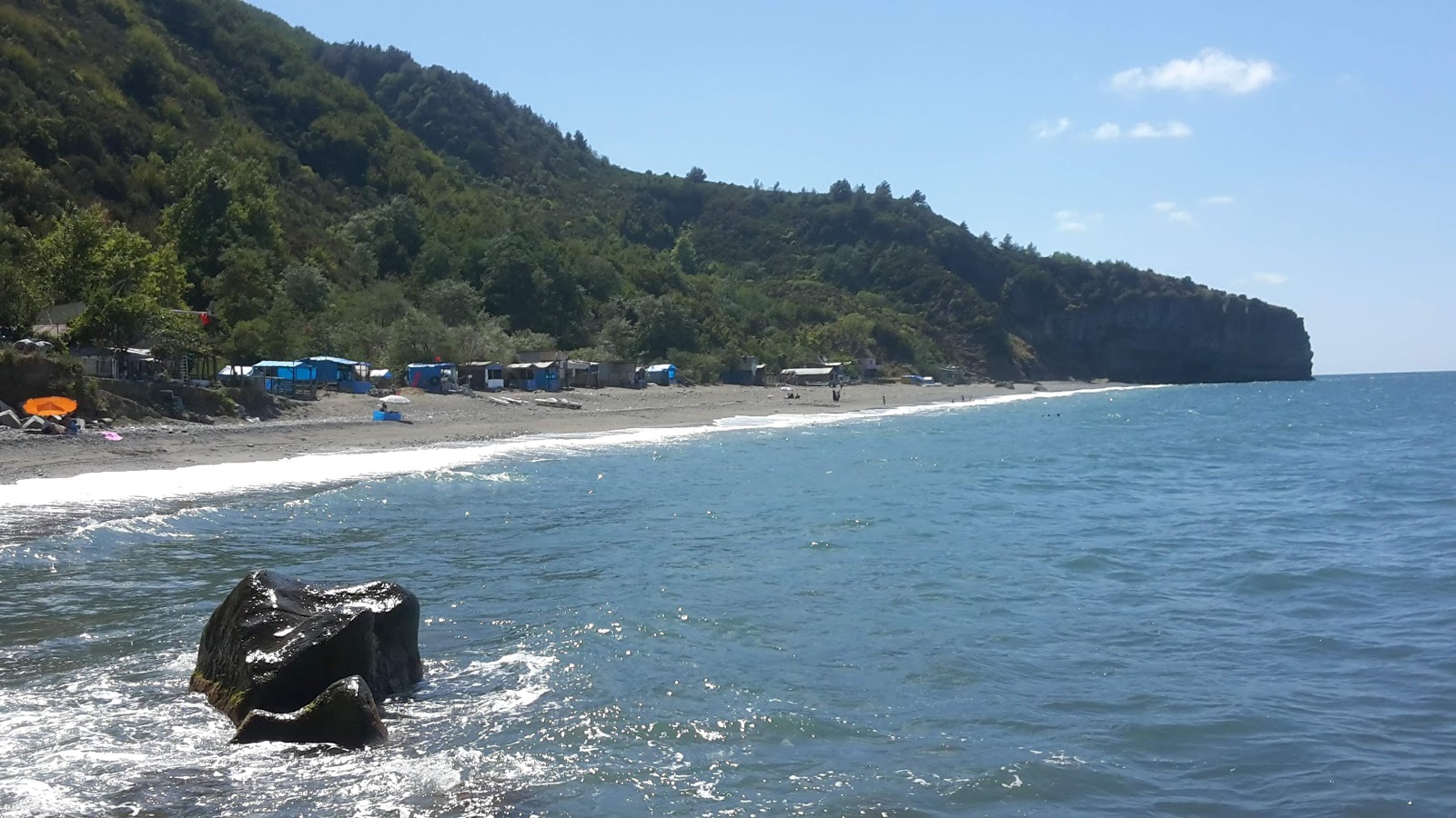Omeragzi Plajı'in fotoğrafı - rahatlamayı sevenler arasında popüler bir yer