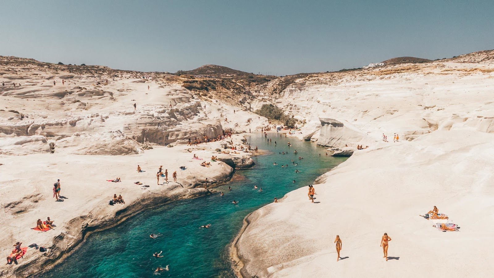 Foto de Sarakiniko Beach com uma linha costeira reta