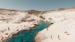 Sarakiniko Beach'in fotoğrafı düz bir kıyı şeridi ile birlikte