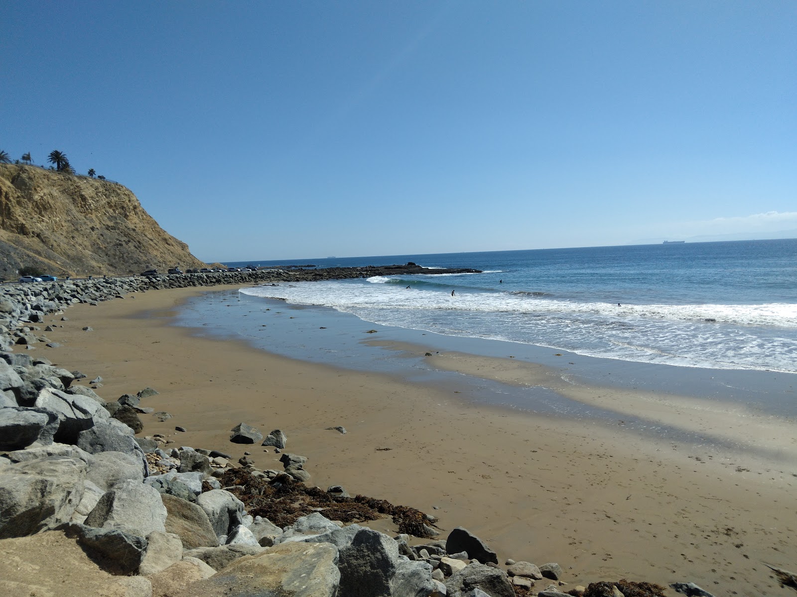 Photo de White Point Beach entouré de montagnes