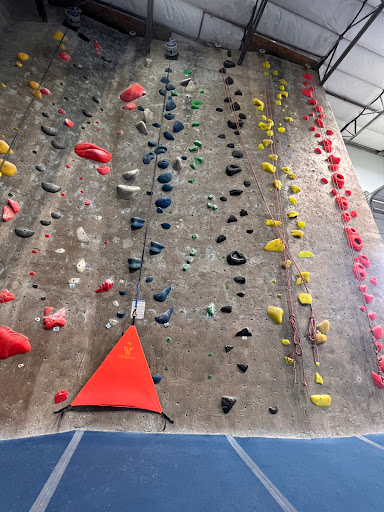 Rock Climbing Gym «Hangar 18 Indoor Climbing Gym - Riverside», reviews and photos, 6935 Arlington Ave, Riverside, CA 92503, USA