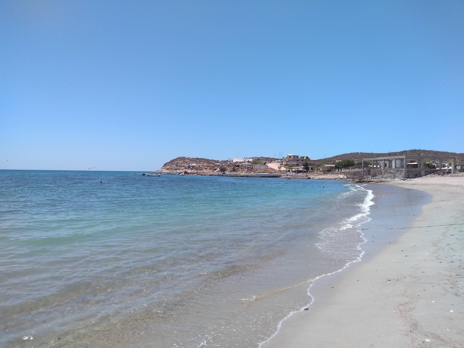 Φωτογραφία του Mariscos beach με φωτεινή άμμος επιφάνεια