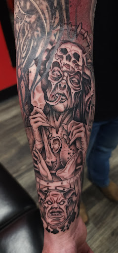 Explore queen bee tattoo ideas, creative tattoo ideas in Anchorage, available at SDITATTOO, LLC