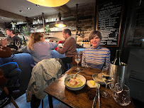 Atmosphère du Bar-restaurant à huîtres La Crique - Huîtres et tapas de la mer à Rennes - n°3