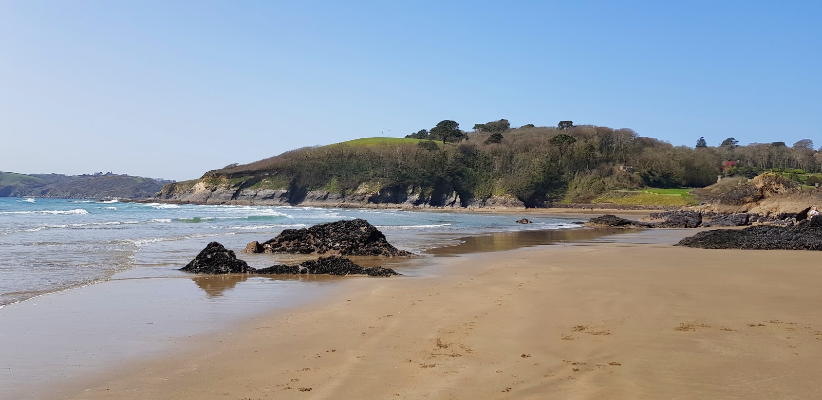 Foto van Caerhays Strand (Porthluney Bay) en de nederzetting