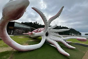 Squid King (Giant Squid Statue) image