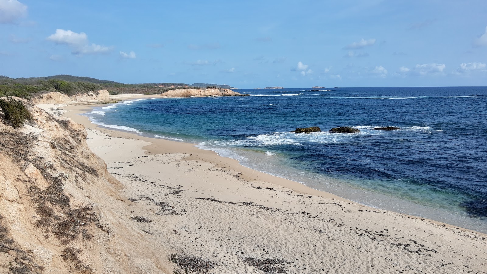 Foto de Playa La Mesa con arena fina beige superficie