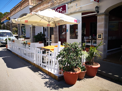 Es Clot Restaurante pizzeria - Carrer de Churruca, 31B, 07609 Badia Gran, Illes Balears, Spain