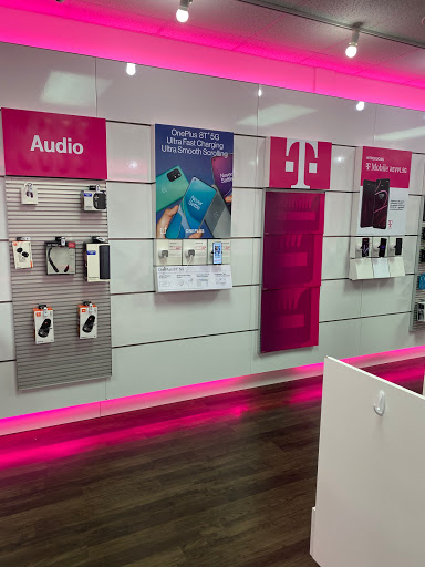 Cell Phone Store «T-Mobile», reviews and photos, 16600 W 159th St #103, Lockport, IL 60441, USA